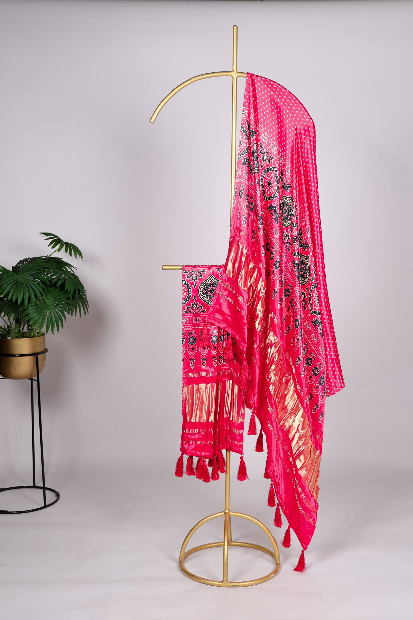 Bandhani dupatta in pink jacquard with zari weaving