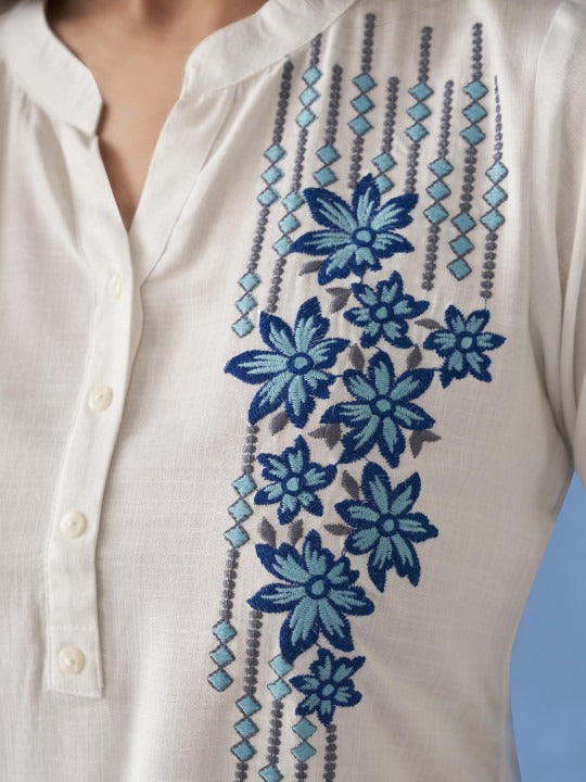 Womens tunic tops paired with pastel shoulder bag