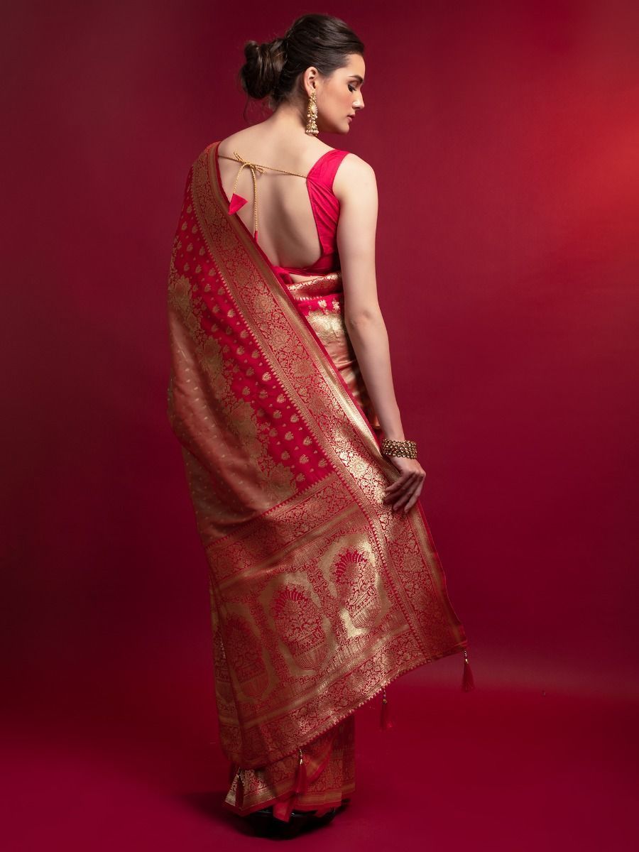 Saree – Contemporary style meets timeless tradition.
