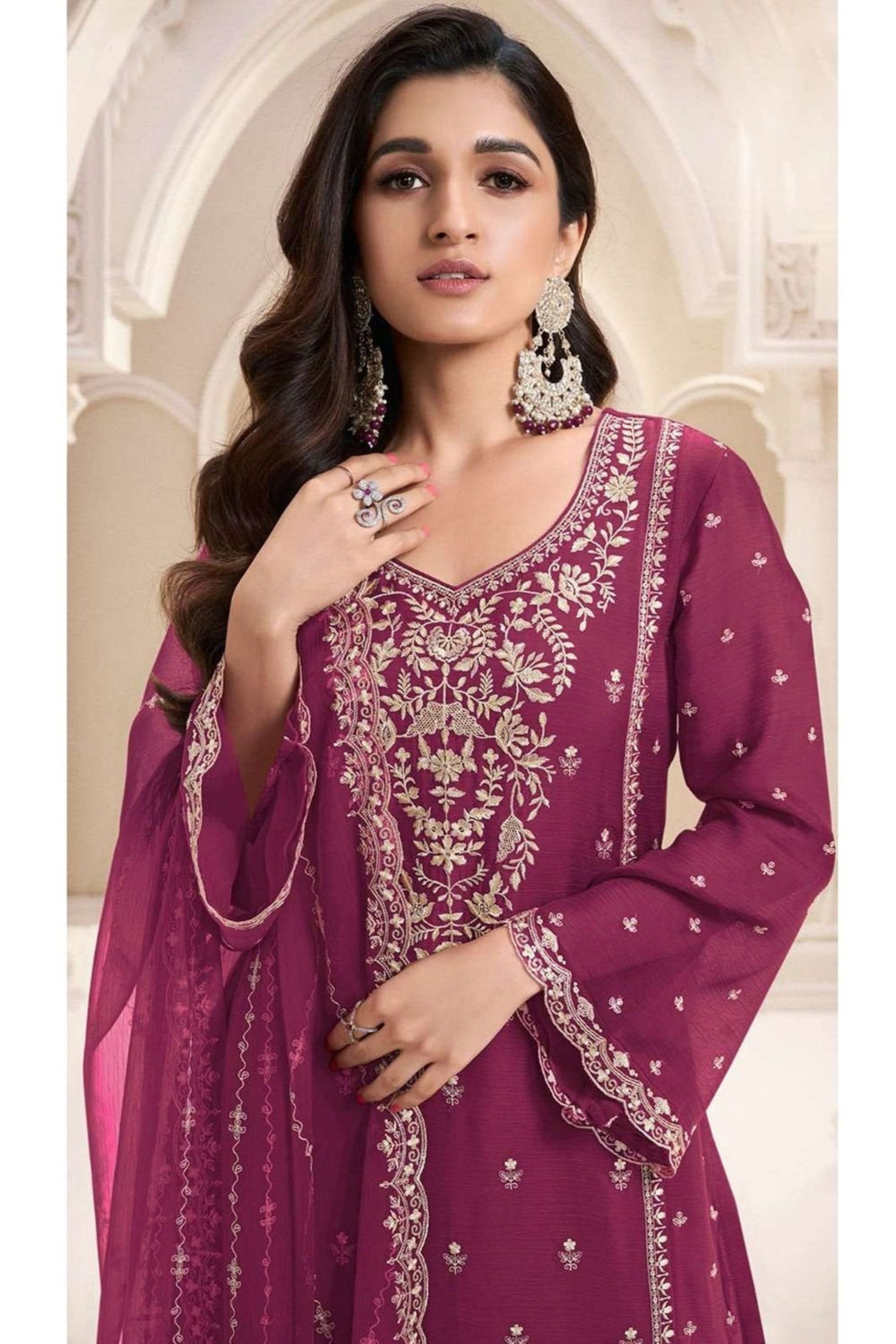 embroidered neckline detail of pink salwar kameez