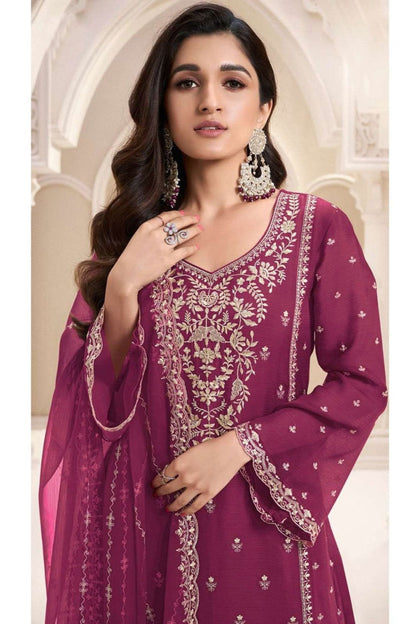 embroidered neckline detail of pink salwar kameez