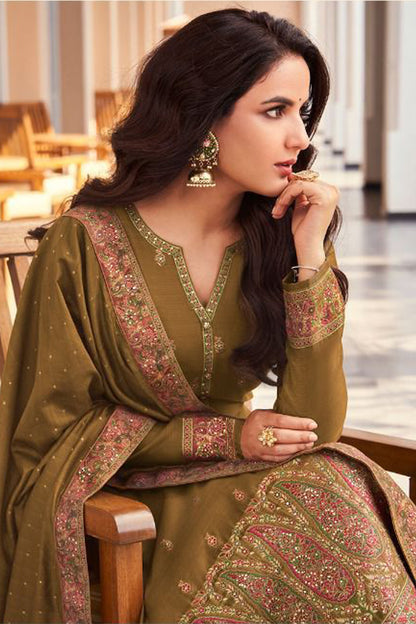 Woman wearing a traditional outfit with a patterned shalwar kameez USA wear.