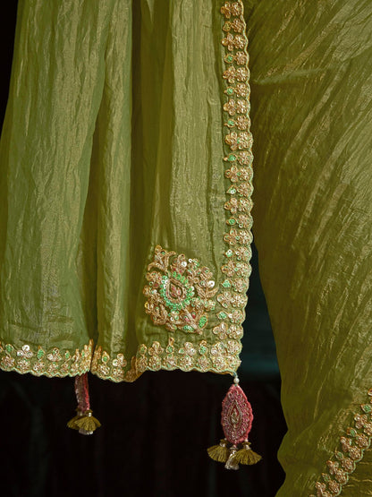 Green Saree symbolizes freshness and festivity – great for Mehndi or family gatherings.
