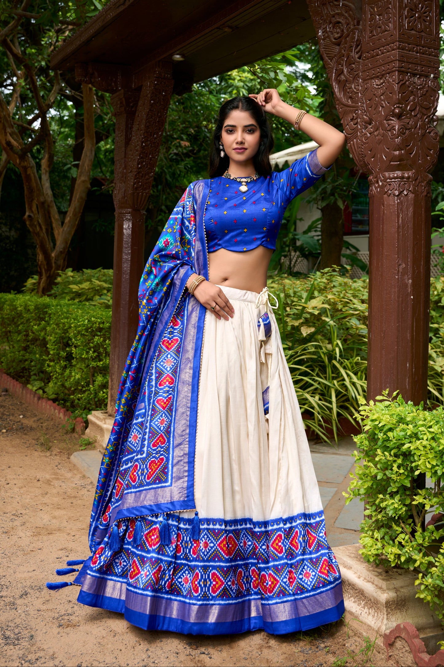 Bridal reception lehenga look in blue silk fabric