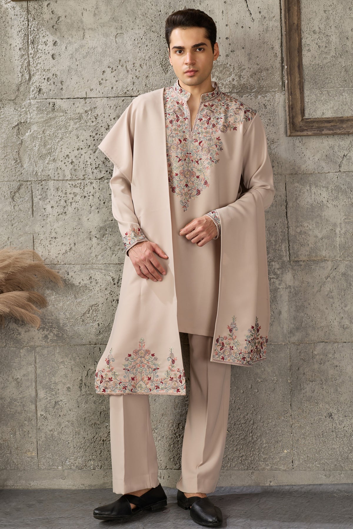 Beige kurta sleeve with embroidered detailing