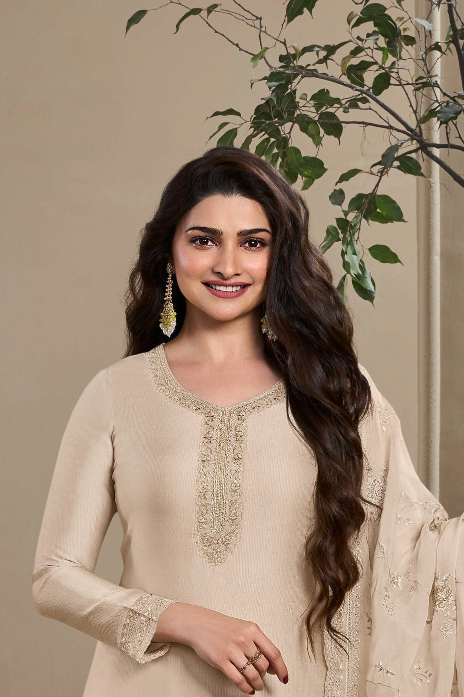 close up neckline of salwar kameez