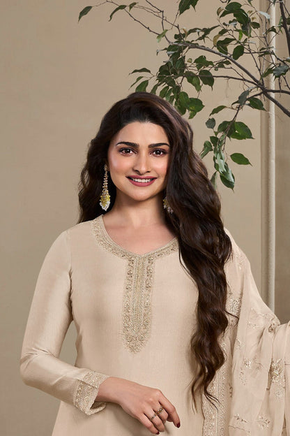 close up neckline of salwar kameez