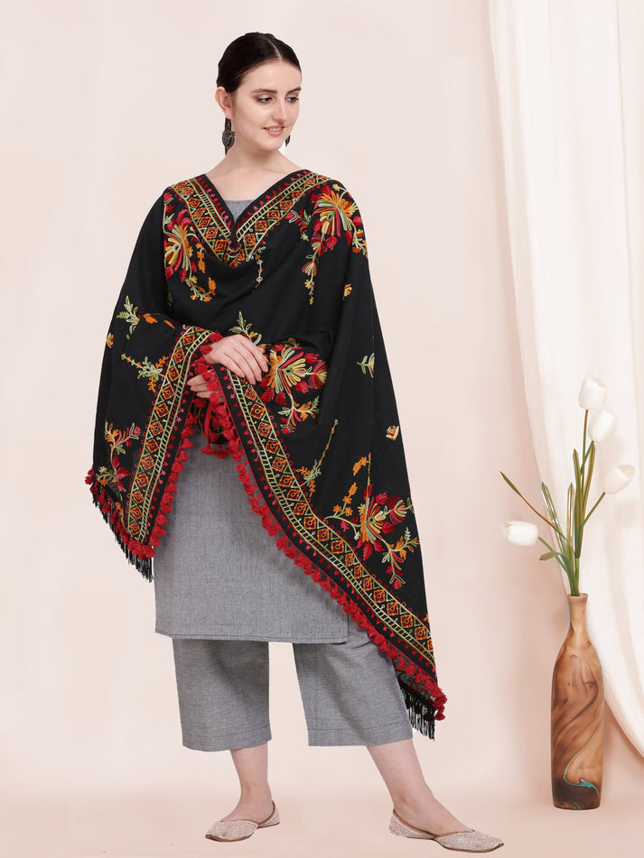Traditional black scarf with refined embroidery finish