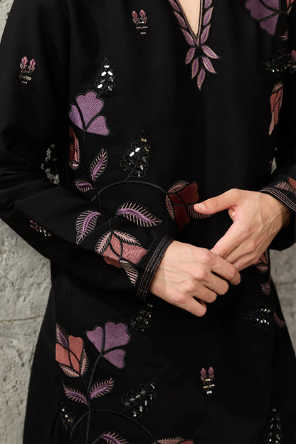 Sleeve detail of the black men's kurta