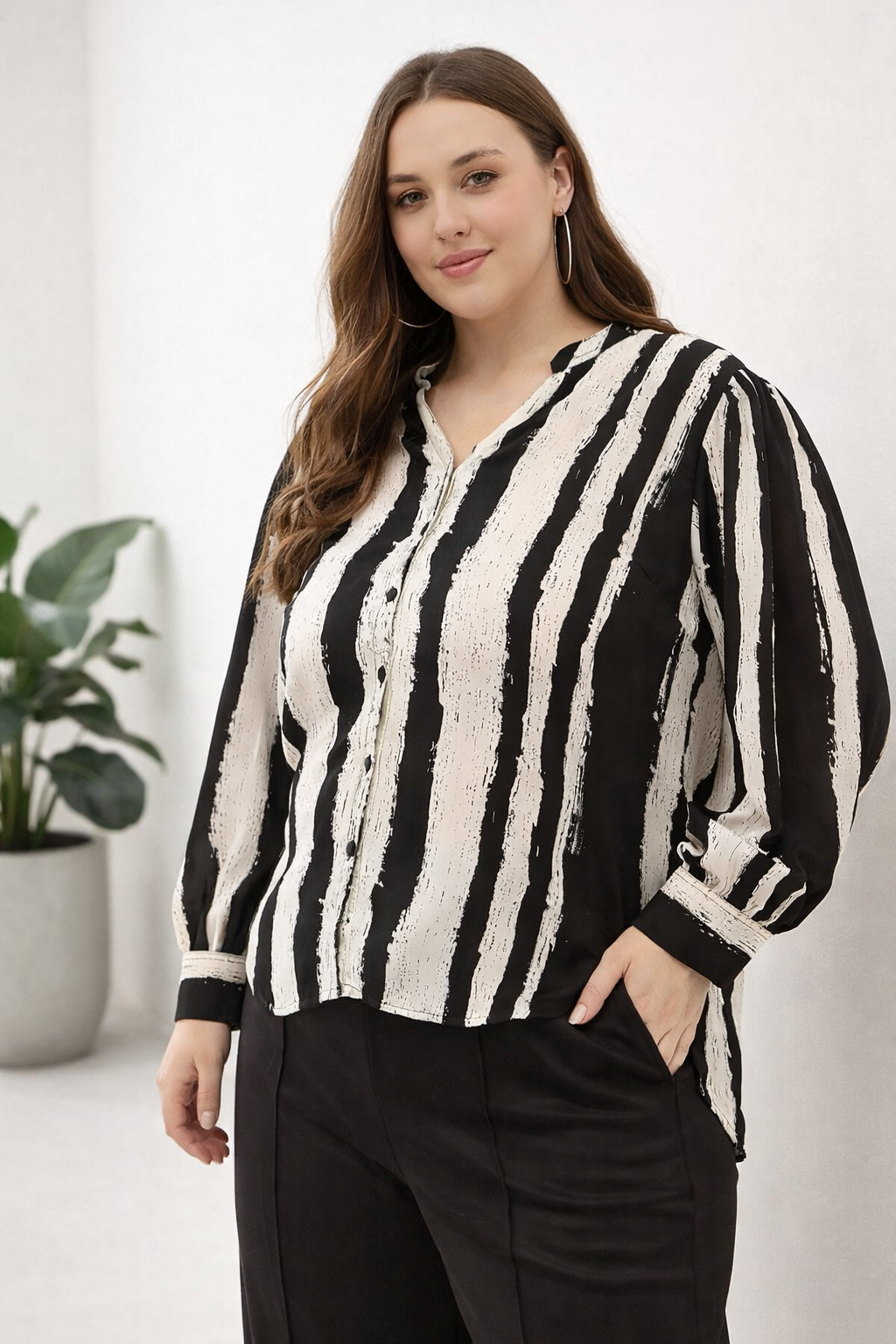 Everyday casual shirt for women in monochrome tones