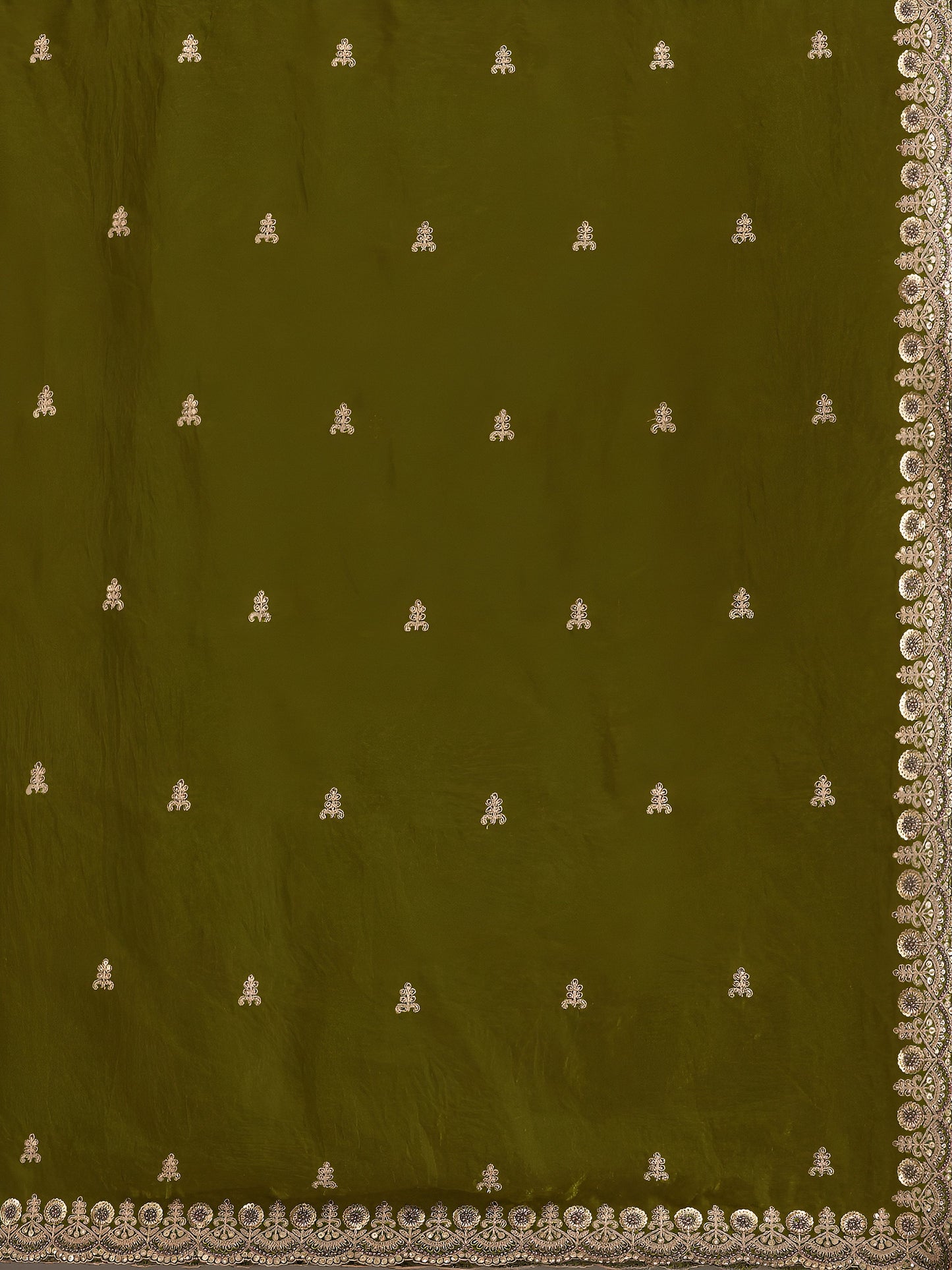 Heavy zari work featured on silk saree pallu