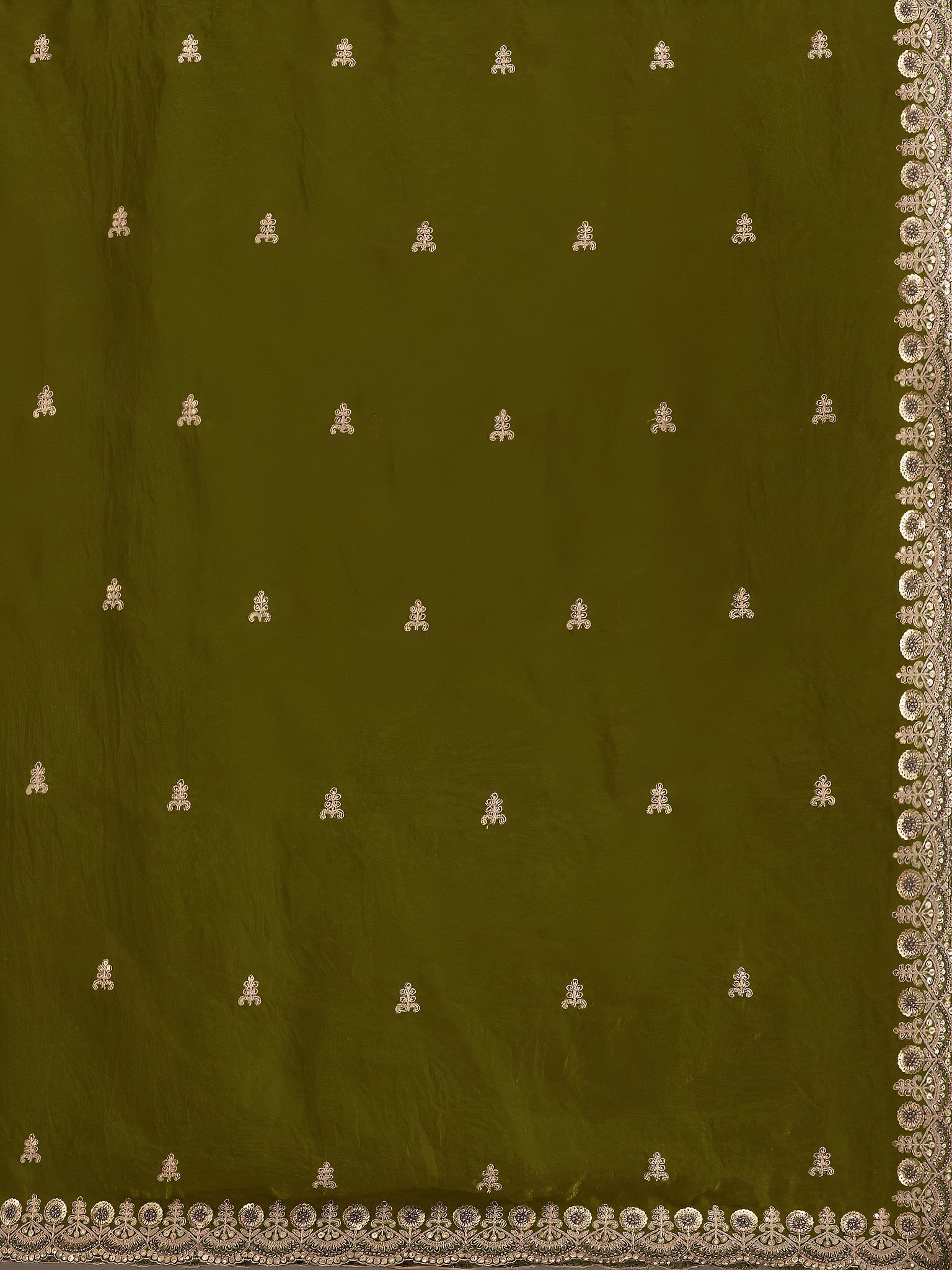 Heavy zari work featured on silk saree pallu