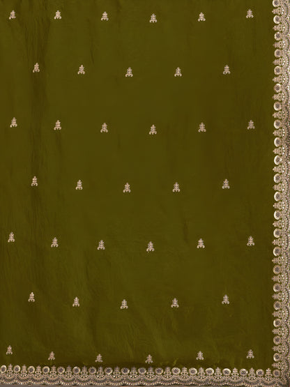 Heavy zari work featured on silk saree pallu