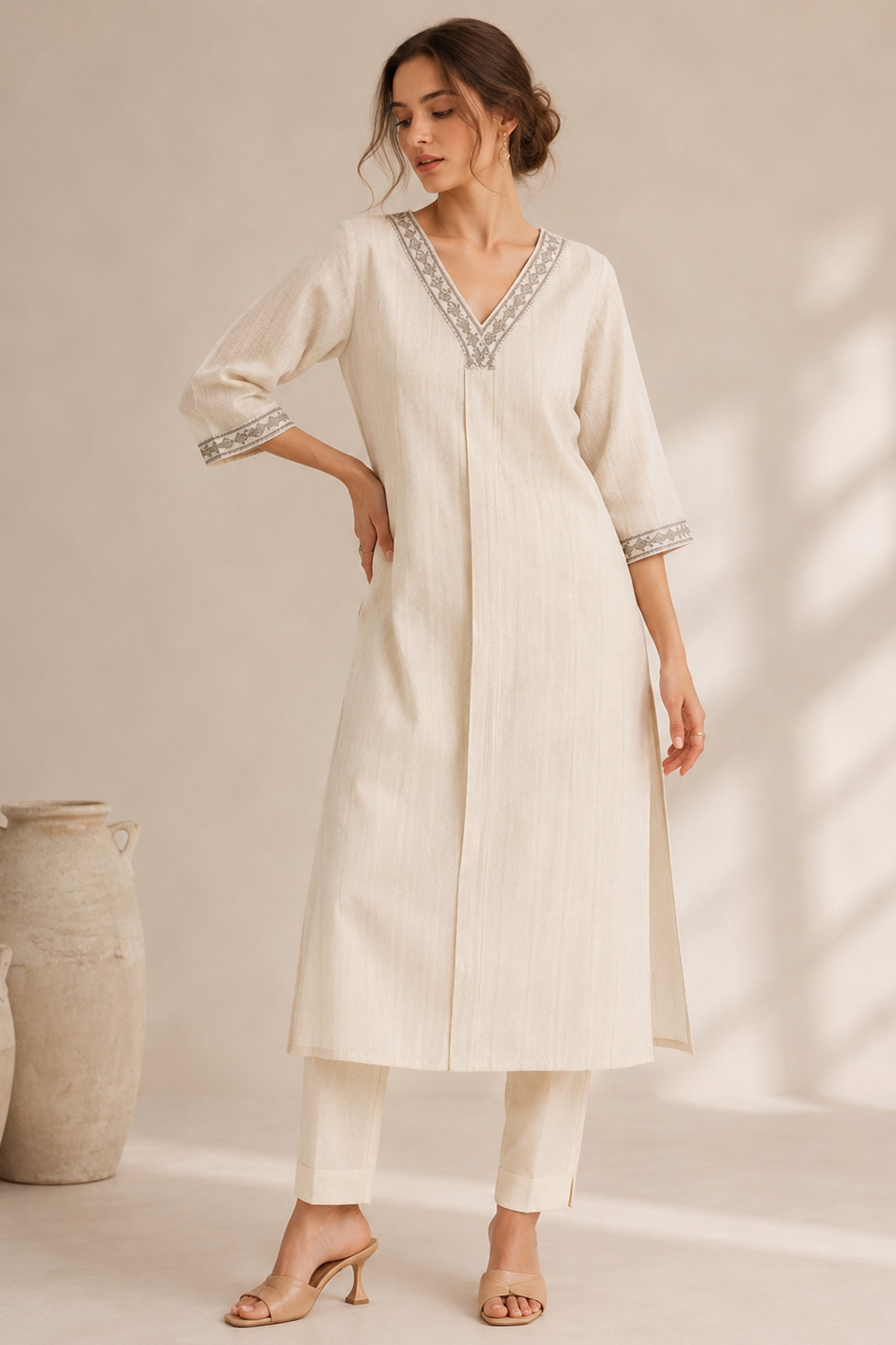 Cotton kurti in straight fit with V-neck detailing