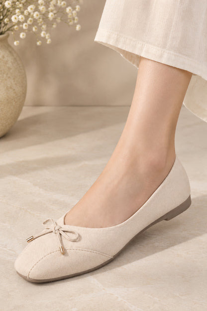 Cream Punjabi jutti style footwear for women