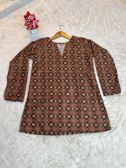 digital print work on maslin silk tunic close view
