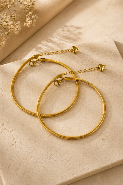 minimal gold anklet close-up
