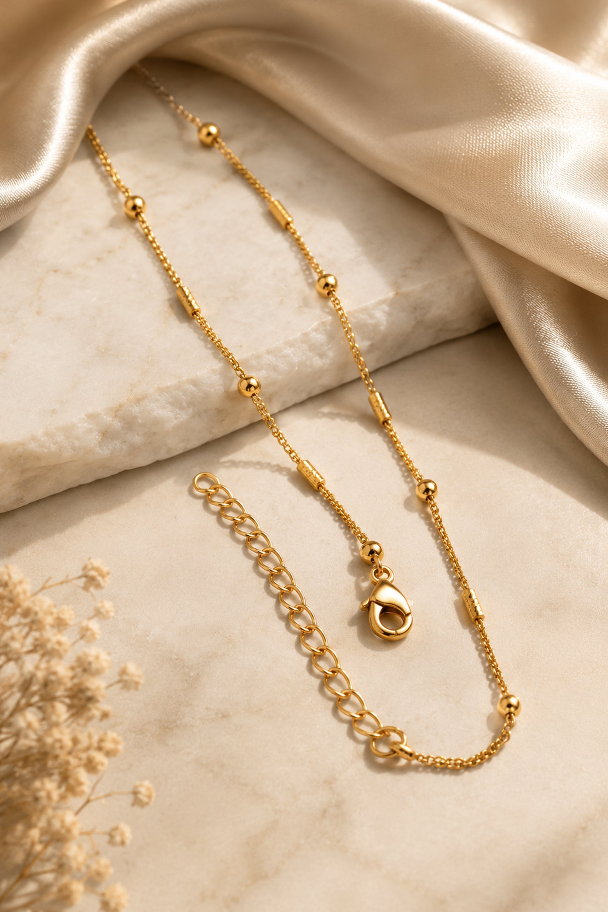 Indian fashion jewellery necklace styled with a cream saree