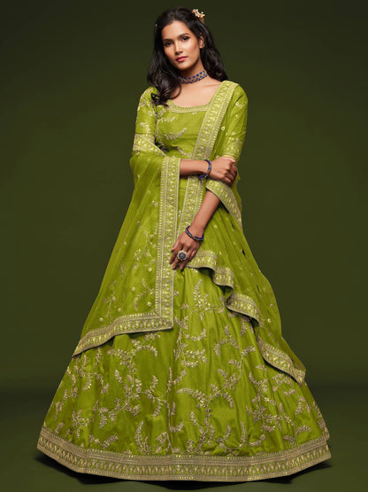 thread embroidery detail on lehenga choli bodice