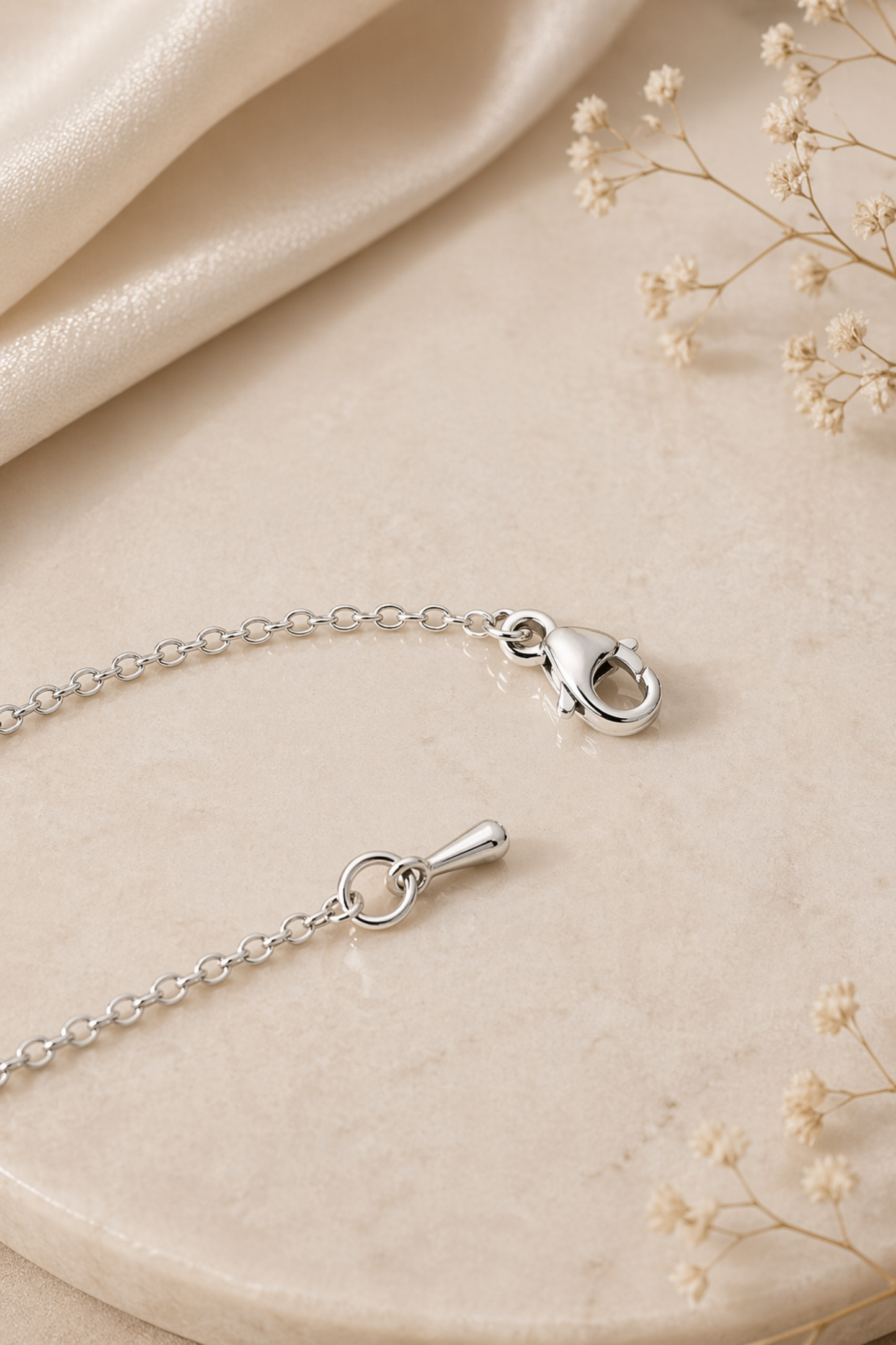 dainty silver anklet close-up clasp