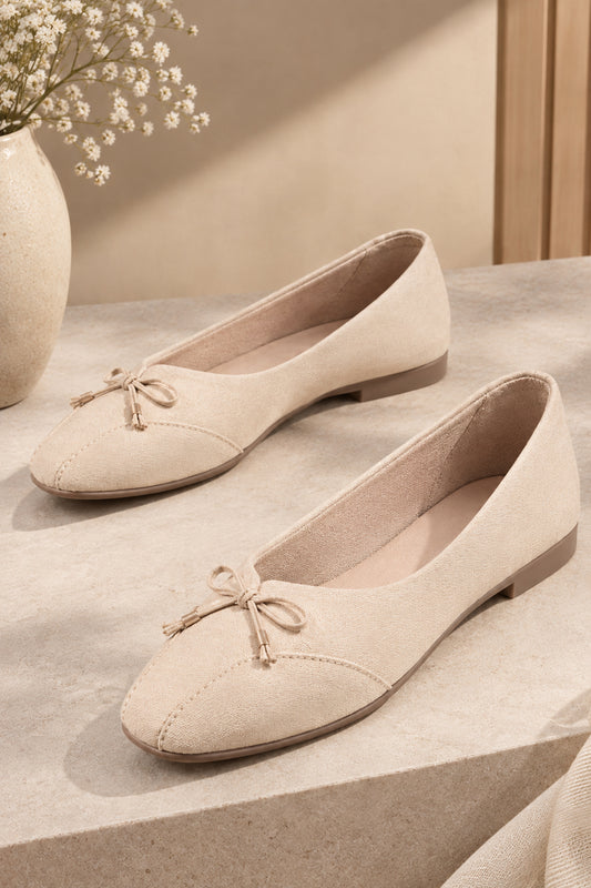 Women traditional Indian jutti in soft cream color
