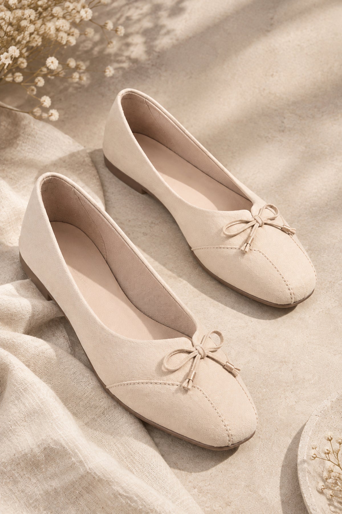 Ivory women jutti with bow detail and closed toe design