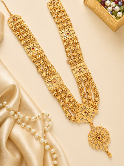 bridal gold necklace with intricate detailing