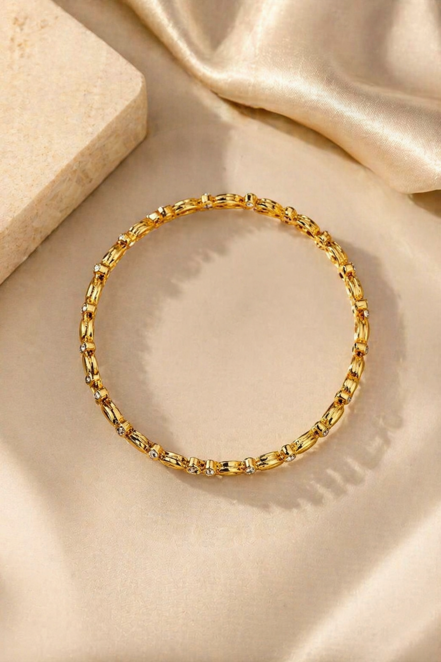 circular gold bracelet with uniform link pattern