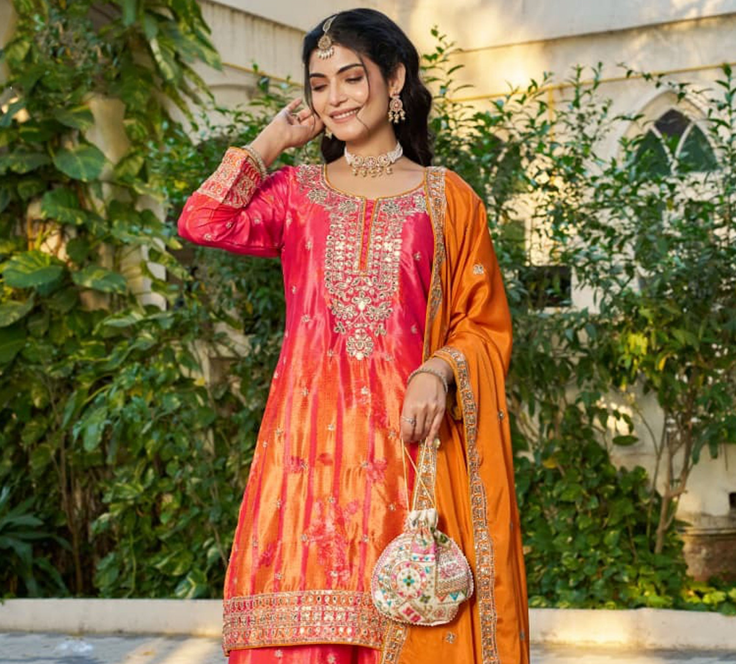 Detailed Chinon suit with Jari+Sequence embellishment