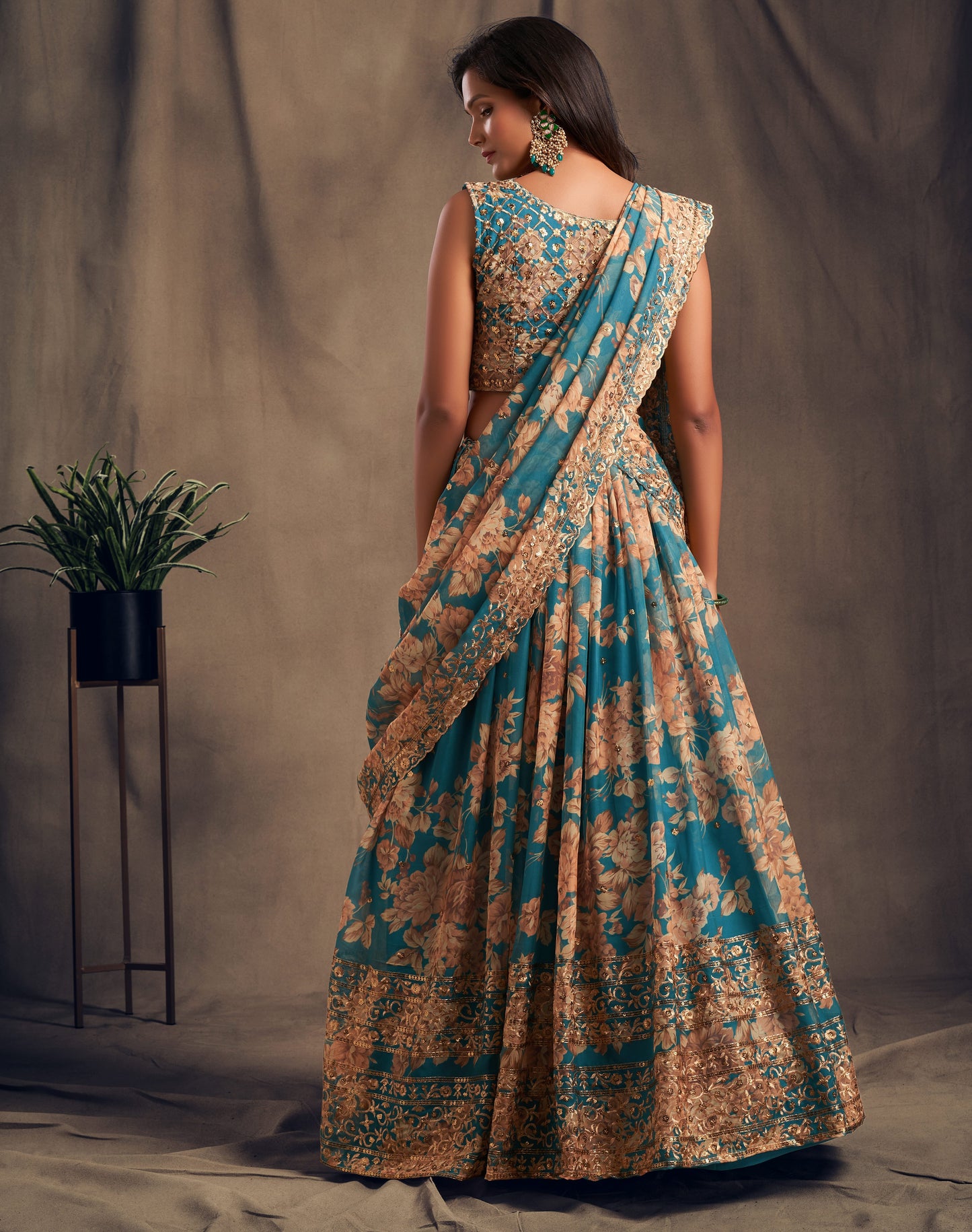 Reception-ready lehenga choli dizain in soft cyan tone