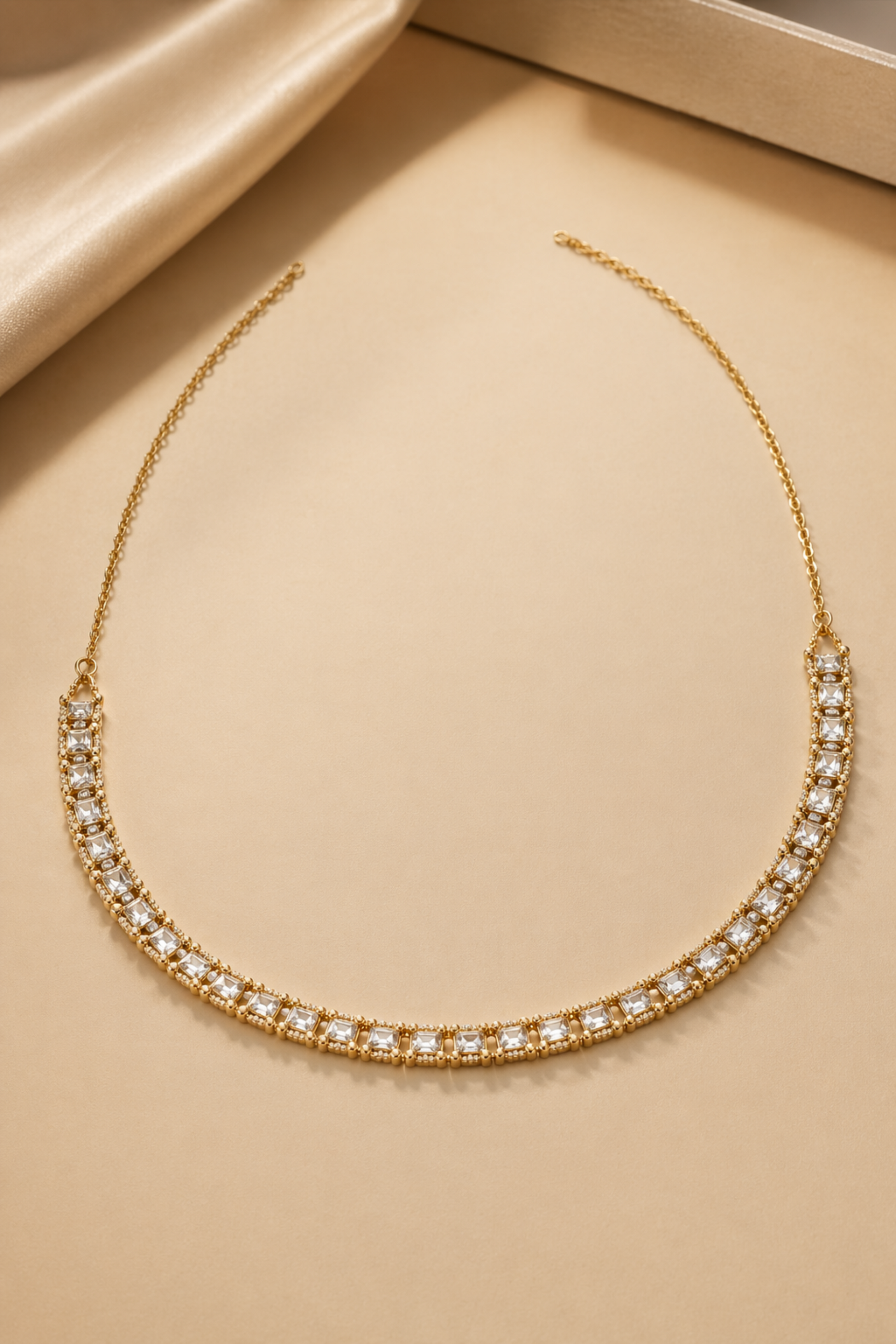 waist chain with structured stone line and fine links