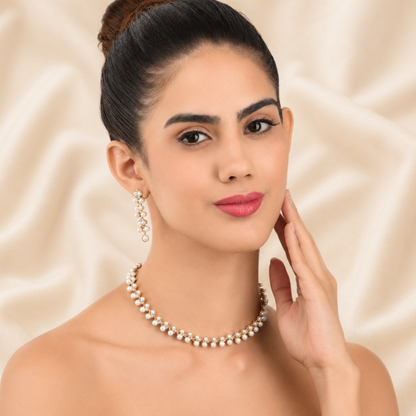 close up of pearl choker necklace set detail