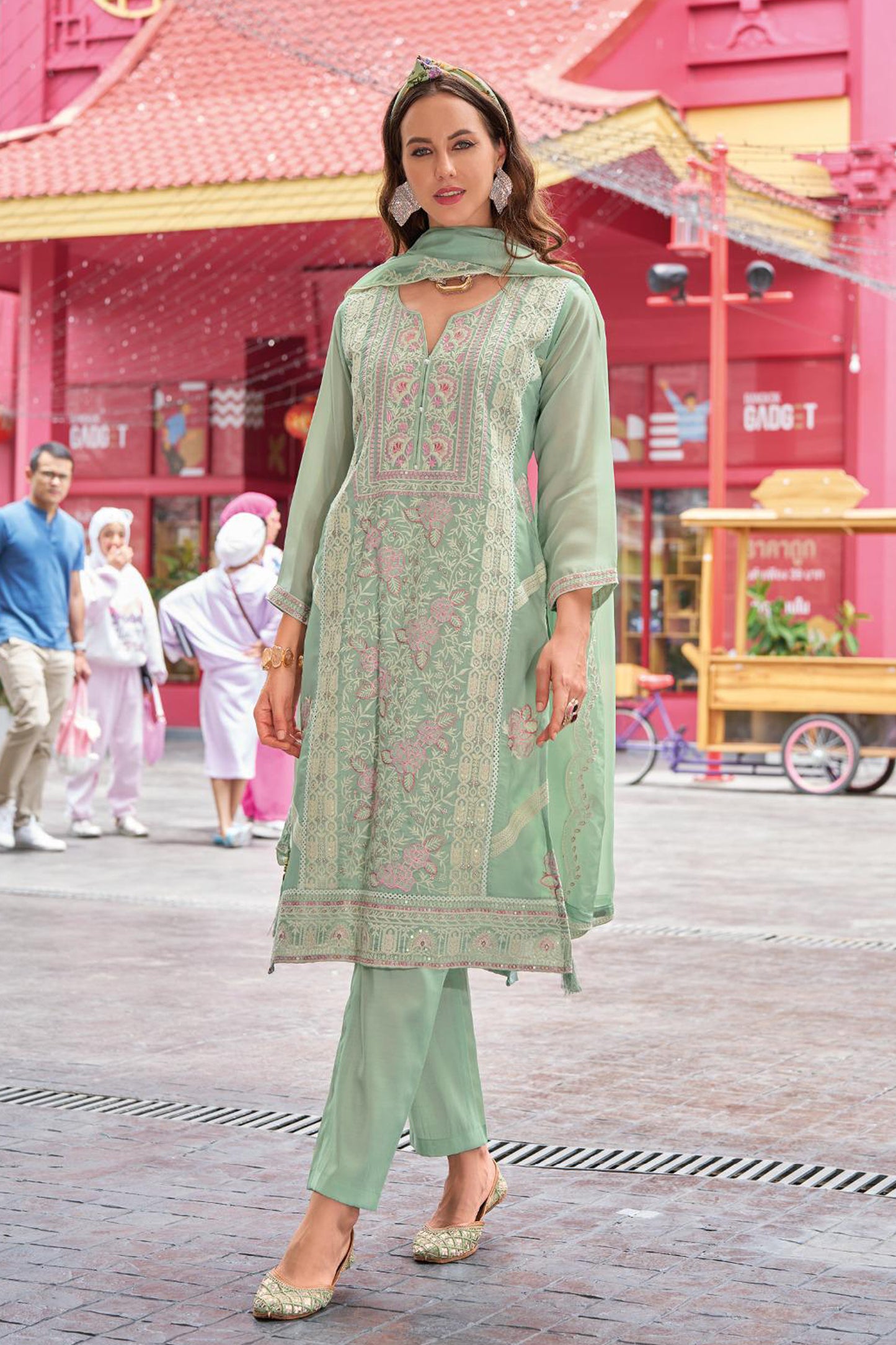 embroidered sleeve detail of women kameez shalwar