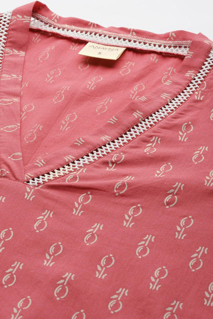 Simple kurti in pink with V-neck detail