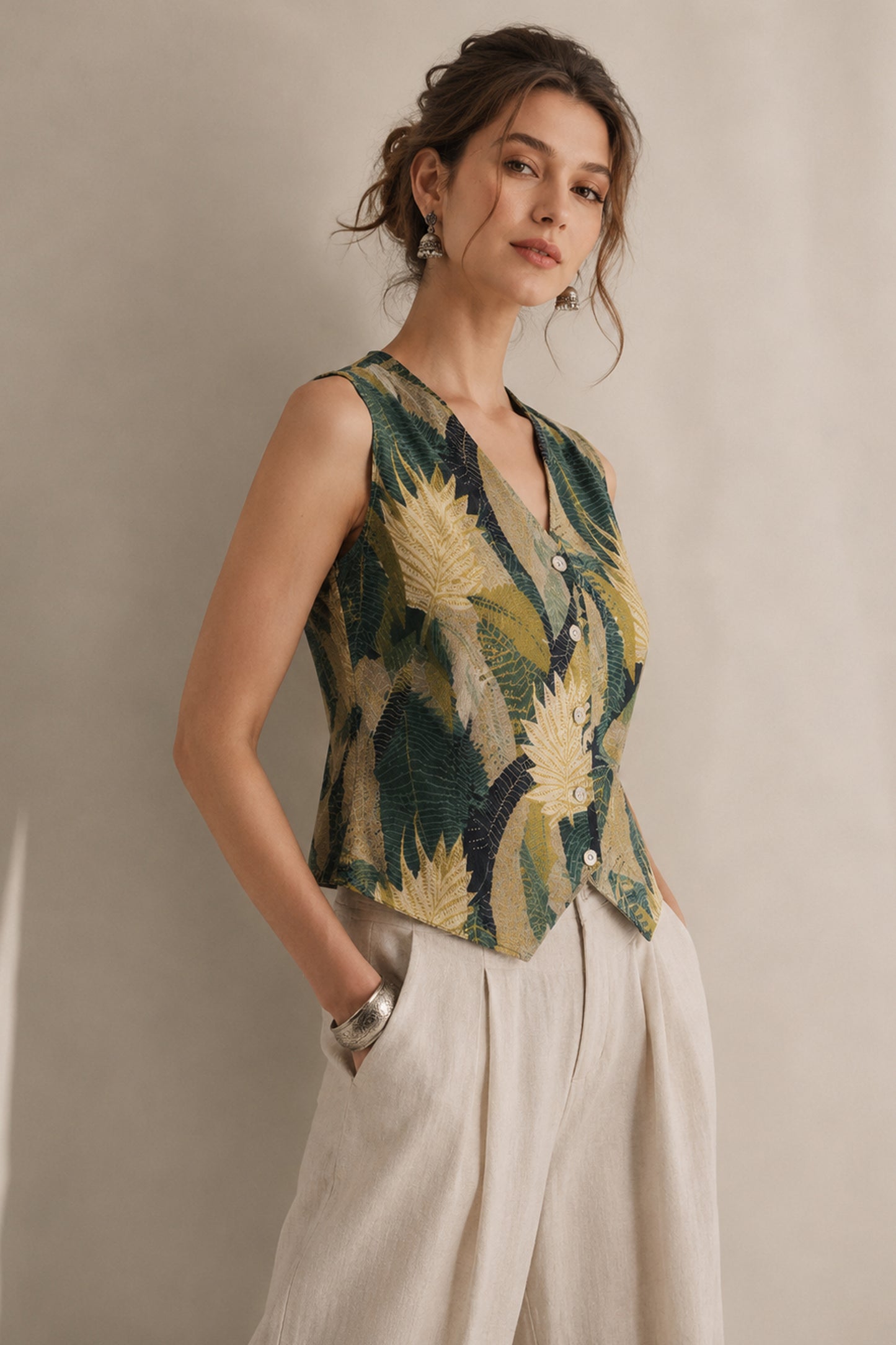 Sleeveless vest top women fashion top with sleeveless structured cut