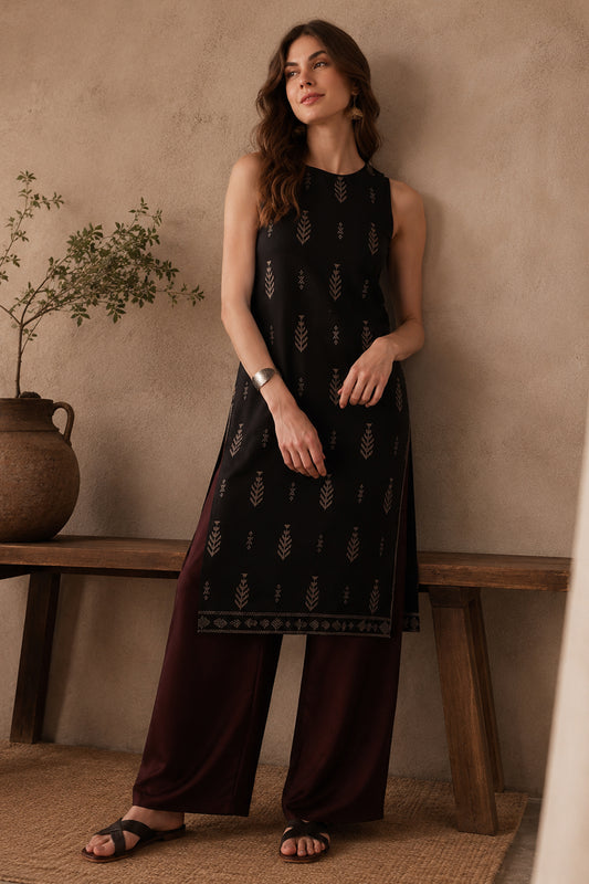 Model wearing black women kurta set with ethnic motif print