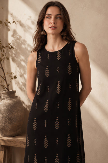 Front view of ethnic motif printed women kurta set