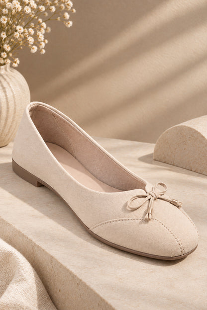 Cream ethnic shoes for women with rounded toe silhouette